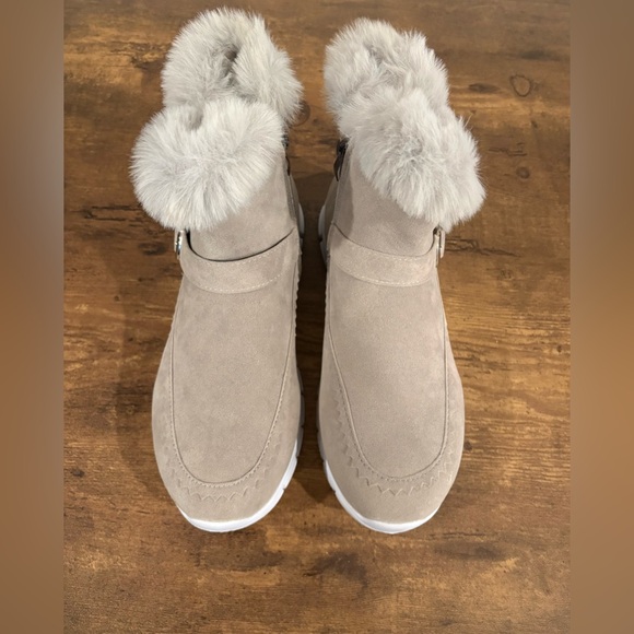 NWOT Women's Gray Fur-Lined Ankle Boots - Picture 2 of 8